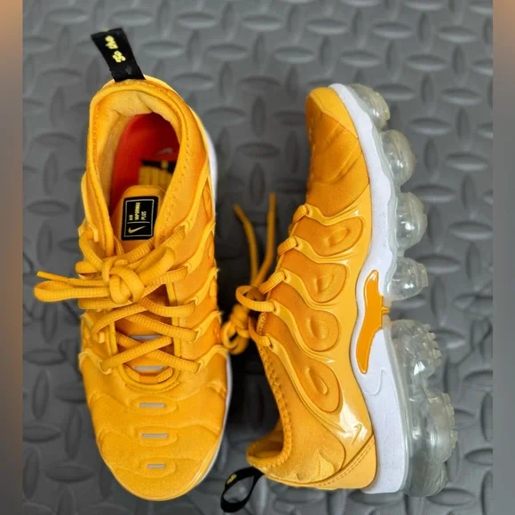 Nike Women’s Vibrant Yellow Air Vapormax Pro Shoes - Picture 2 of 10